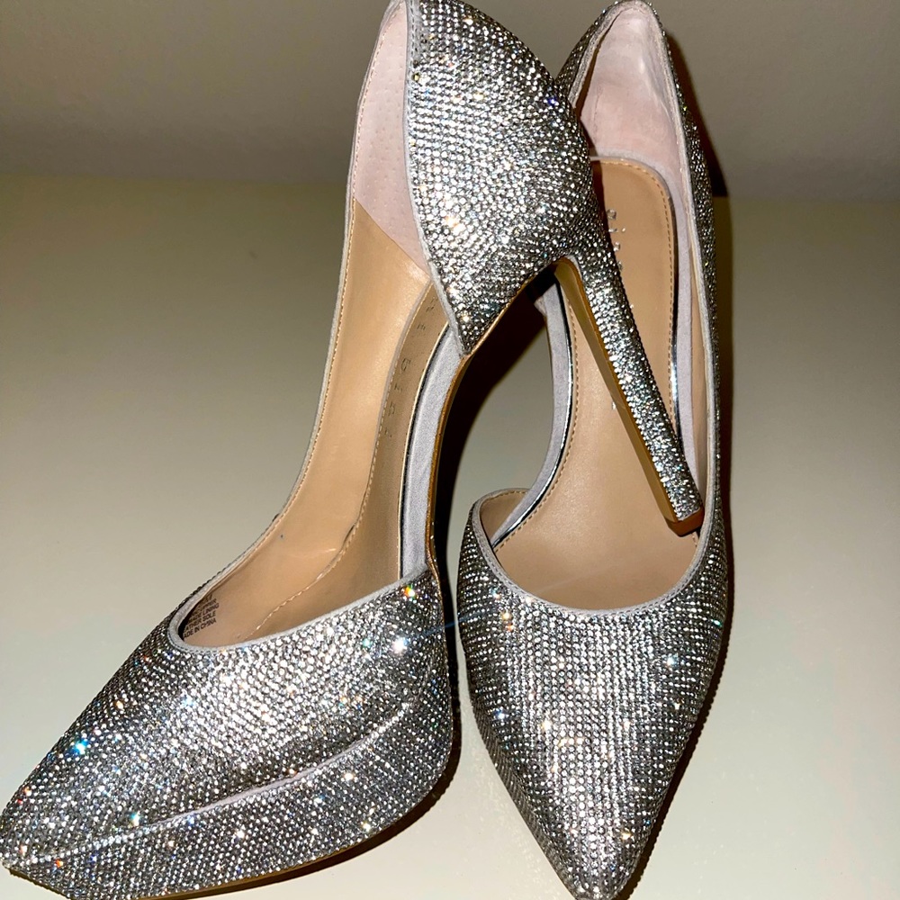 Rhinestone Gianni Bini pumps!